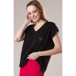 Bawełniana bluzka z błyszczącym nadrukiem na biuście. Bluzki damskie Made in Poland, xl, z nadrukiem, z elastanu, bez kołnierzyka, bez rękawów. Za 89,00 zł.