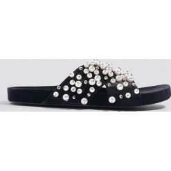 Kapcie damskie: NA-KD Shoes Kapcie z aksamitu z koralikami – Black
