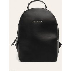Tommy Hilfiger - Plecak. Czarne plecaki damskie TOMMY HILFIGER, bez wzorów, ze skóry ekologicznej. W wyprzedaży za 429,90 zł.