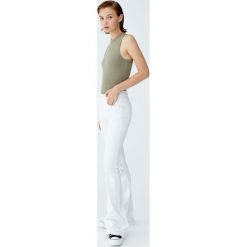 Top basic z dekoltem halter. Brązowe topy damskie marki Pull&Bear, z dekoltem halter. Za 29,90 zł.
