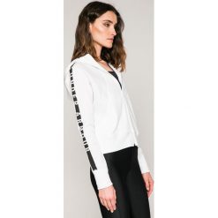 Under Armour - Bluza. Białe bluzy damskie z kieszeniami marki Under Armour, s, z bawełny, z kapturem. W wyprzedaży za 169,90 zł.