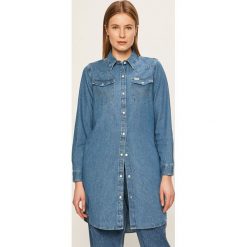 Wrangler - Sukienka jeansowa. Niebieskie sukienki damskie Wrangler, na co dzień, s, bez wzorów, z bawełny, casualowe, bez kołnierzyka, z długim rękawem, długie, mini, proste. W wyprzedaży za 189,90 zł.