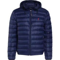 Polo Ralph Lauren Kurtka puchowa aviator navy. Niebieskie kurtki męskie Polo Ralph Lauren, na zimę, xl, bez wzorów, z nylonu. W wyprzedaży za 1007,20 zł.