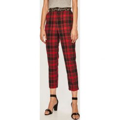 Guess Jeans - Spodnie. Czerwone spodnie damskie Guess Jeans, z haftami, z elastanu, casualowe. Za 459,90 zł.
