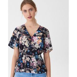Bluzka w kwiaty - Wielobarwny. Szare bluzki damskie House, xl, w kwiaty, bez kołnierzyka, bez rękawów. W wyprzedaży za 19,99 zł.