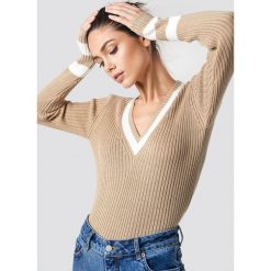 NA-KD Sweter z detalem - Beige. Brązowe swetry klasyczne damskie marki NA-KD, w paski, z dzianiny, dekolt w kształcie v. Za 121,95 zł.