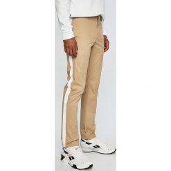 Tommy Hilfiger - Spodnie Lewis Hamilton. Brązowe spodnie męskie z elastanu, casualowe. W wyprzedaży za 399,90 zł.