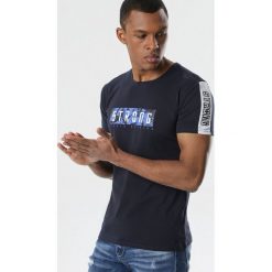 Granatowa Koszulka Maida. Niebieskie koszulki męskie Born2be, xl, z napisami, klasyczne, z okrągłym kołnierzem, z krótkim rękawem, krótkie. Za 49,99 zł.