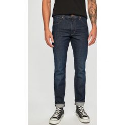 Wrangler - Jeansy Larston. Niebieskie jeansy męskie Wrangler, z aplikacjami. W wyprzedaży za 279,90 zł.
