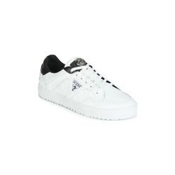 Buty Guess BRIAN. Białe trampki męskie Guess, z aplikacjami, bez zapięcia. Za 439,00 zł.