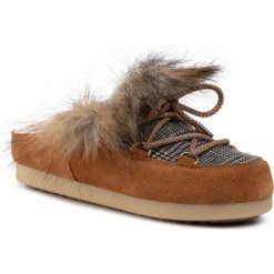 Kapcie Moon Boot Far Side Sabot Faux Fox Fur 242013001. Pomarańczowe kapcie damskie Moon Boot. W wyprzedaży za 459,00 zł.