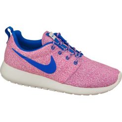 Nike Rosherun Print Wmns 599432-137. Różowe buty sportowe damskie Nike, z tkaniny, sportowe, na fitness i siłownię. W wyprzedaży za 199,99 zł.