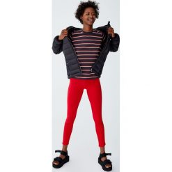 Puchowa kurtka z kapturem. Niebieskie kurtki damskie puchowe marki Pull&Bear. Za 89,90 zł.