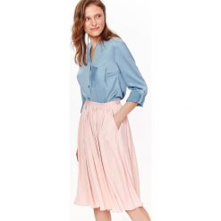 BLUZKA DŁUGI RĘKAW DAMSKA, Z DŁUGIM RĘKAWEM, GŁADKA. Niebieskie bluzki damskie marki Top Secret, bez wzorów, eleganckie, z dekoltem w serek, z długim rękawem. W wyprzedaży za 39,99 zł.