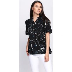 Czarna Bluzka Black Mallow. Czarne bluzki damskie Born2be, na co dzień, xl, bez wzorów, ze stójką, z krótkim rękawem. Za 39,99 zł.