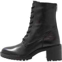 Zign Botki sznurowane black. Czarne botki damskie marki Zign, ze skóry, bez obcasa, na sznurówki. Za 459,00 zł.