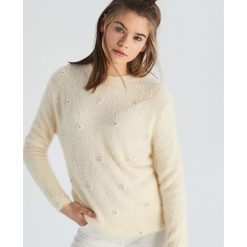 Sweter z aplikacją z pereł - Kremowy. Białe swetry damskie Sinsay, s, z aplikacjami, bez rękawów, bez kaptura. W wyprzedaży za 29,99 zł.