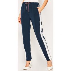 Spodnie dresowe Tommy Jeans Stripe Detail Smart DW0DW08601. Niebieskie spodnie damskie Tommy Jeans, s, z jeansu. W wyprzedaży za 259,00 zł.
