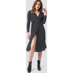 Trendyol Kopertowa sukienka w kropki - Black. Czarne sukienki marki Trendyol, w kropki, z materiału, z kopertowym dekoltem, midi, kopertowe. Za 60,95 zł.