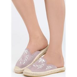 Fioletowe Klapki Soft Ribbon. Fioletowe klapki damskie Born2be, z haftami, bez obcasa, na płaskiej podeszwie. Za 59,99 zł.