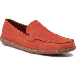 Mokasyny CLARKS - Saltash Free 261414157 Rust Suede. Czerwone mokasyny męskie Clarks, ze skóry. Za 389,00 zł.
