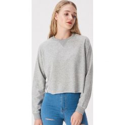 Krótka bluza basic - Jasny szary. Szare bluzy damskie Sinsay, s, bez wzorów, z krótkim rękawem, krótkie, bez kaptura. Za 29,99 zł.