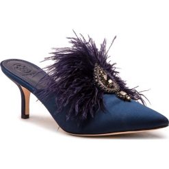 Klapki TORY BURCH - Elodie 65MM Mule 47464 Perfect Navy 430. Niebieskie klapki damskie Tory Burch, bez wzorów, ze skóry, bez obcasa, na obcasie. W wyprzedaży za 979,00 zł.