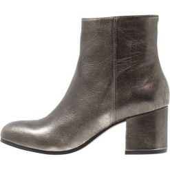 SPM ORIGIN Ankle boot silver. Szare botki damskie skórzane marki SPM. Za 419,00 zł.