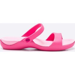Crocs - Klapki. Różowe klapki damskie marki Crocs, bez wzorów, z materiału, bez obcasa, na płaskiej podeszwie. W wyprzedaży za 99,90 zł.