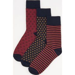 Skarpety 3 pack - Bordowy. Czerwone skarpetki męskie Reserved, bez wzorów. Za 29,99 zł.