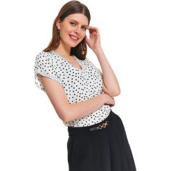 Luźna bluzka w groszki. Białe bluzki damskie Top Secret, z nadrukiem, z tkaniny, eleganckie, bez kołnierzyka, z krótkim rękawem. W wyprzedaży za 69,99 zł.