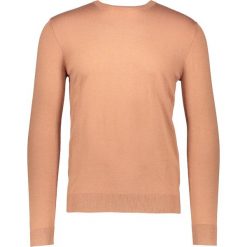 Sweter w kolorze jasnobrązowym. Brązowe swetry klasyczne męskie marki Benetton, m, z okrągłym kołnierzem. W wyprzedaży za 58,95 zł.