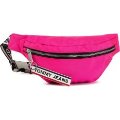Saszetka nerka TOMMY JEANS - Logo Tape Bumbag Nylon AW0AW07633 TZ7. Różowe nerki damskie Tommy Jeans, bez wzorów, z jeansu, młodzieżowe, bez dodatków. Za 299,00 zł.
