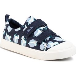 Tenisówki CLARKS - City Bright T 261498977 Navy Interest. Niebieskie trampki chłopięce Clarks, bez wzorów, z gumy, na rzepy. Za 139,00 zł.