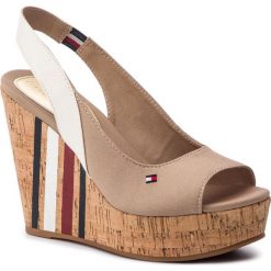Sandały TOMMY HILFIGER - Sling Back Wedge Sandal Stripes FW0FW03839 Cobblestone 068. Pomarańczowe klapki damskie TOMMY HILFIGER, bez wzorów, ze skóry ekologicznej, bez obcasa, na obcasie. W wyprzedaży za 319,00 zł.