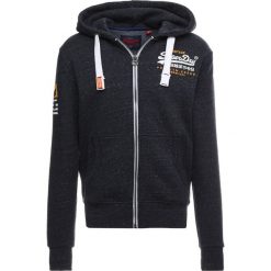 Superdry PREMIUM GOODS ZIPHOOD Bluza rozpinana atlantic navy grit. Niebieskie bejsbolówki męskie Superdry, m, z bawełny. Za 389,00 zł.