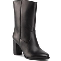 Kozaki TAMARIS - 1-25828-33 Black Leather 003. Czarne kozaki damskie Tamaris, ze skóry ekologicznej, przed kolano, na wysokim obcasie, bez zapięcia. W wyprzedaży za 249,00 zł.