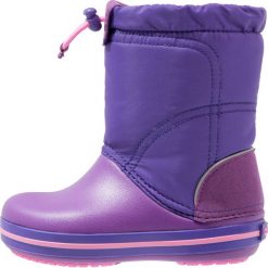 Crocs CROCBAND LODGEPOINT Kozaki amethyst/ultraviolet. Czarne buty zimowe damskie marki Crocs, z materiału. W wyprzedaży za 129,35 zł.