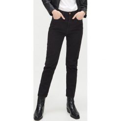 Jeansy mom fit - Czarny. Czarne jeansy damskie Cropp, bez wzorów, z jeansu. Za 99,99 zł.
