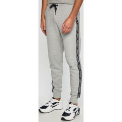 Tommy Hilfiger - Spodnie. Szare spodnie męskie TOMMY HILFIGER, na co dzień, xl, bez wzorów, z bawełny, casualowe. W wyprzedaży za 239,90 zł.