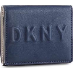 Mały Portfel Damski DKNY - Tilly Trifold Wallet R741V100 Navy NVY. Niebieskie portfele damskie DKNY, bez wzorów, ze skóry ekologicznej. W wyprzedaży za 259,00 zł.