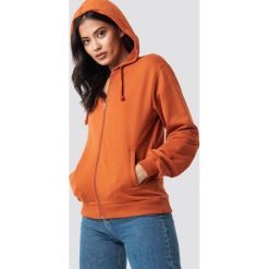 NA-KD Basic Bluza basic z kapturem - Orange. Pomarańczowe bluzy damskie marki NA-KD Basic, bez wzorów, bez rękawów, z kapturem. W wyprzedaży za 40,38 zł.
