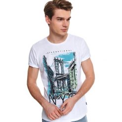 T-shirt z nadrukiem. Białe t-shirty męskie Top Secret, na lato, xxl, z nadrukiem, z bawełny, klasyczne, z klasycznym kołnierzykiem, krótkie. W wyprzedaży za 34,99 zł.