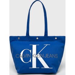 Calvin Klein Jeans - Torebka. Niebieskie torebki klasyczne damskie Calvin Klein Jeans, z nadrukiem, z bawełny, casualowe, na ramię, duże, bez dodatków. W wyprzedaży za 219,90 zł.