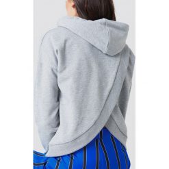 NA-KD Bluza z kapturem z kopertowym tyłem - Grey. Szare bluzy damskie NA-KD, bez wzorów, z bawełny, bez rękawów, z kapturem. W wyprzedaży za 60,97 zł.