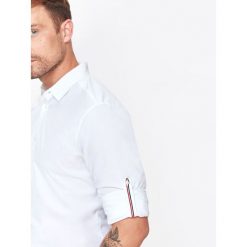 Koszula męska gładka o regularnym kroju z wywijanymi rękawami. Białe koszule męskie na zimę, m, eleganckie. W wyprzedaży za 29,99 zł.