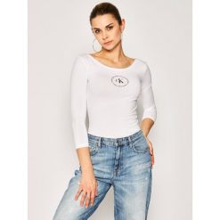 Bluzka Calvin Klein Jeans Round Logo Ballet J20J213547. Białe bluzki damskie Calvin Klein Jeans, s, bez wzorów, z elastanu, bez kołnierzyka, bez rękawów. Za 229,00 zł.