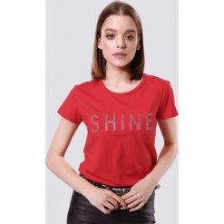 Czerwony T-shirt Rich. Czerwone bluzki damskie Born2be, s, z nadrukiem, z dzianiny, z okrągłym kołnierzem, bez rękawów. Za 29,99 zł.