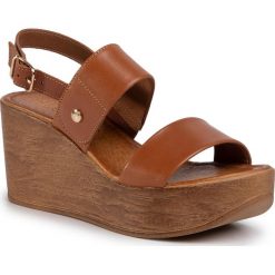 Sandały LASOCKI - 2223-01 Brown. Pomarańczowe klapki damskie Lasocki, bez wzorów, ze skóry, bez obcasa, na obcasie. Za 159,99 zł.