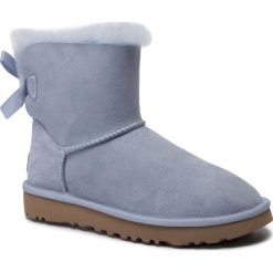 Buty UGG - W Mini Baley Bow II 1016501 W/Fha. Niebieskie kozaki damskie Ugg, ze skóry, bez obcasa, bez zapięcia. Za 849,00 zł.